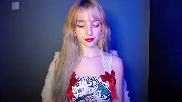 Snapshot of LuciaYoung chatting on 11.13.25 LuciaYoung online show from 11.13.25