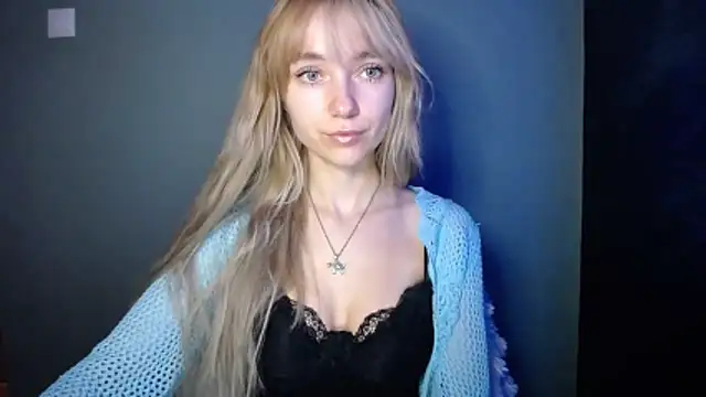 Snapshot of LuciaYoung chatting on 11.15.25 LuciaYoung online show from 11.15.25