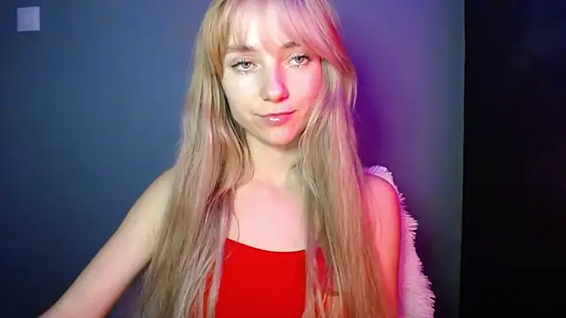 Snapshot of LuciaYoung chatting on 11.15.25 LuciaYoung online show from 11.15.25