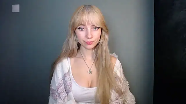 Snapshot of LuciaYoung chatting on 11.18.25 LuciaYoung online show from 11.18.25