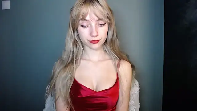 Snapshot of LuciaYoung chatting on 11.23.25 LuciaYoung online show from 11.23.25