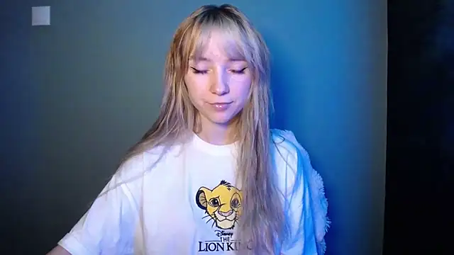 Snapshot of LuciaYoung chatting on 11.27.25 LuciaYoung online show from 11.27.25