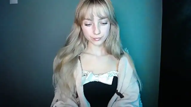 Snapshot of LuciaYoung chatting on 12.02.25 LuciaYoung online show from 12.02.25