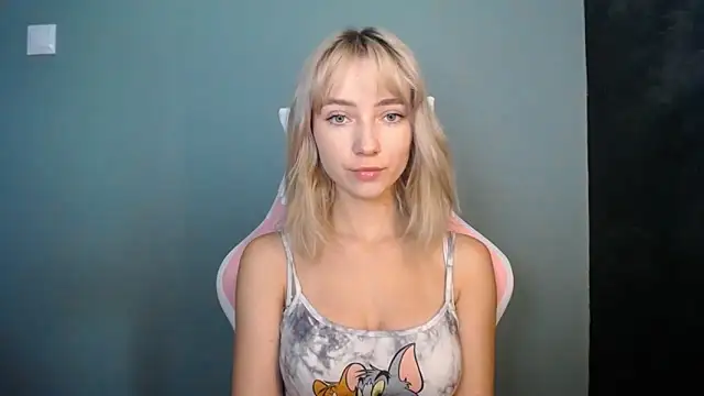 Snapshot of LuciaYoung chatting on 06.20.26 LuciaYoung online show from 06.20.26