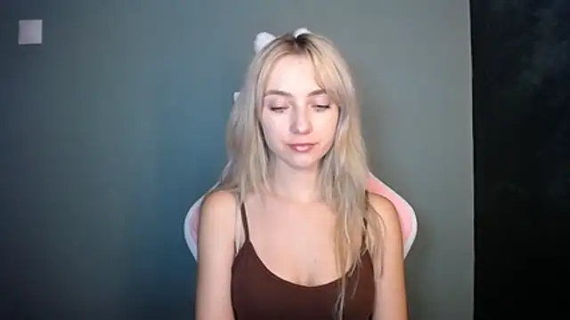 Snapshot of LuciaYoung chatting on 06.21.26 LuciaYoung online show from 06.21.26