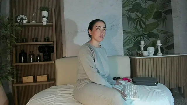 LIAH IZUMI online show from 11.19.25