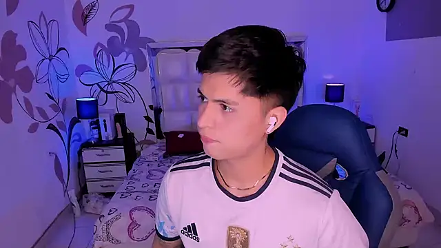 Snapshot of Niicky1_ chatting on 12.13.24 Niicky1 online show from 12.13.24