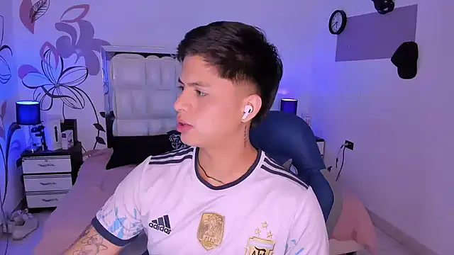 Snapshot of Niicky1_ chatting on 12.18.24 Niicky1 online show from 12.18.24