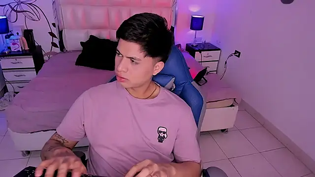 Snapshot of Niicky1_ chatting on 12.20.24 Niicky1 online show from 12.20.24