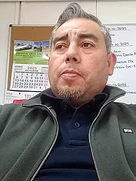 Snapshot of Manolete007x chatting on 10.28.25 Manolete007x online show from 10.28.25