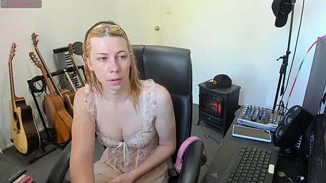 Snapshot of Ts-lucy-lux chatting on 09.10.25 Ts-lucy-lux online show from 09.10.25