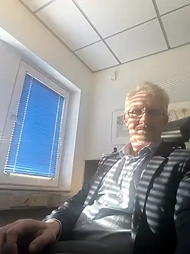 Snapshot of tom-swede chatting on 03.17.25 tom-swede online show from 03.17.25