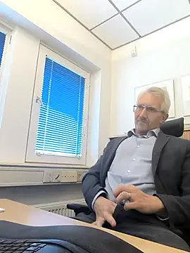 Snapshot of tom-swede chatting on 10.09.25 tom-swede online show from 10.09.25