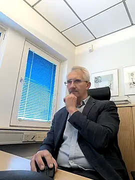 Snapshot of tom-swede chatting on 10.10.25 tom-swede online show from 10.10.25