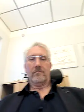 Snapshot of tom-swede chatting on 10.14.25 tom-swede online show from 10.14.25