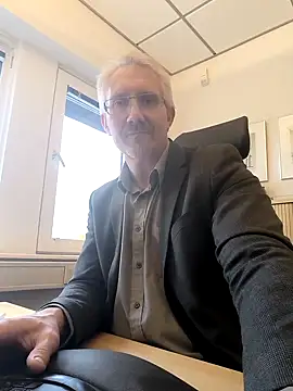 Snapshot of tom-swede chatting on 10.21.25 tom-swede online show from 10.21.25