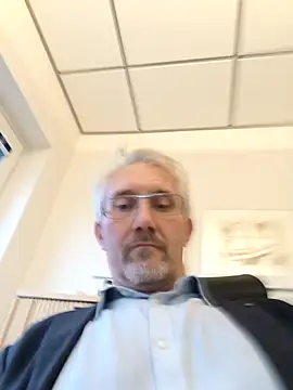 Snapshot of tom-swede chatting on 10.27.25 tom-swede online show from 10.27.25