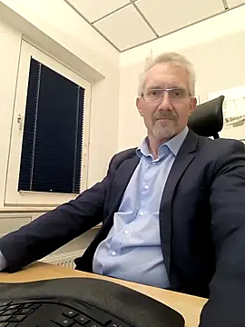 Snapshot of tom-swede chatting on 11.24.25 tom-swede online show from 11.24.25