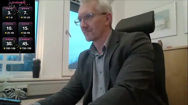 Snapshot of tom-swede chatting on 12.05.25 tom-swede online show from 12.05.25