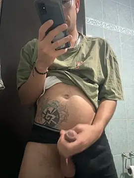 Snapshot of Magicerosxx69 chatting on 11.03.25 Magicerosxx69 online show from 11.03.25