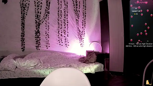 strawberry elfcat online show from 10.29.25