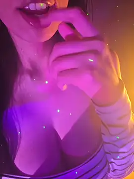 Snapshot of aloneathome chatting on 12.04.25 aloneathome online show from 12.04.25