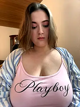 Snapshot of Kamilla_Loop chatting on 11.26.25 Kamilla Loop online show from 11.26.25