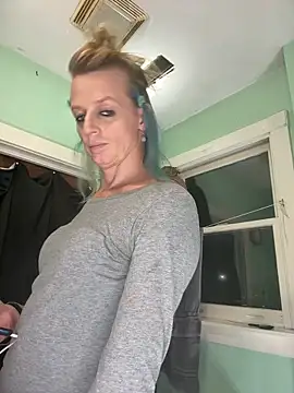 Snapshot of Cutetrans90 chatting on 12.21.25 Cutetrans90 online show from 12.21.25