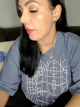 Snapshot of ReiyaRey chatting on 11.04.25 ReiyaRey online show from 11.04.25