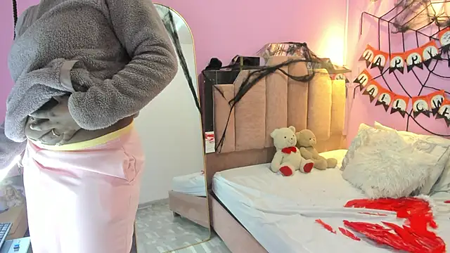 Snapshot of LoveQueen2 chatting on 10.24.25 LoveQueen2 online show from 10.24.25