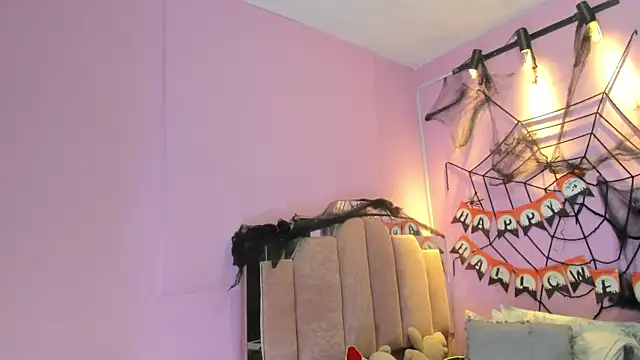 Snapshot of LoveQueen2 chatting on 10.28.25 LoveQueen2 online show from 10.28.25