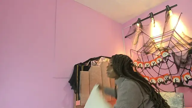 Snapshot of LoveQueen2 chatting on 11.01.25 LoveQueen2 online show from 11.01.25