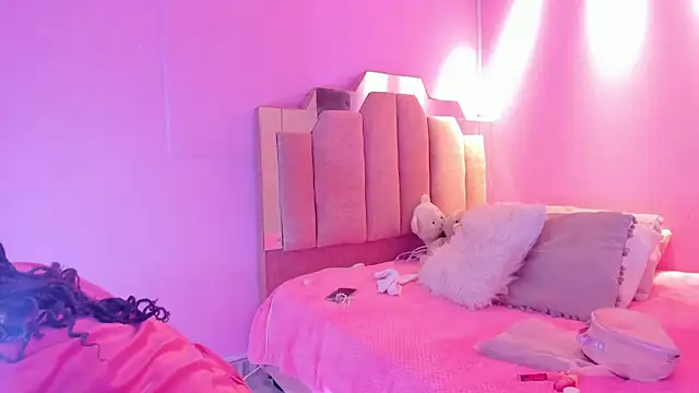 Snapshot of LoveQueen2 chatting on 11.05.25 LoveQueen2 online show from 11.05.25