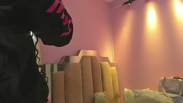 Snapshot of LoveQueen2 chatting on 11.18.25 LoveQueen2 online show from 11.18.25