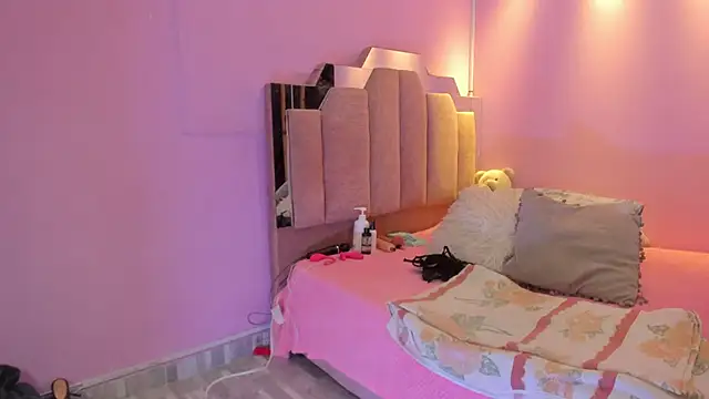 Snapshot of LoveQueen2 chatting on 12.02.25 LoveQueen2 online show from 12.02.25