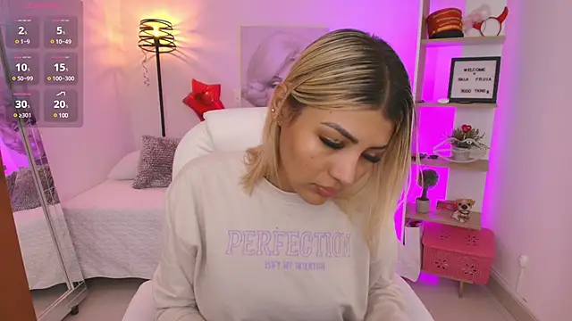 Snapshot of SALOOMEE__ chatting on 03.04.25 SALOOMEE online show from 03.04.25