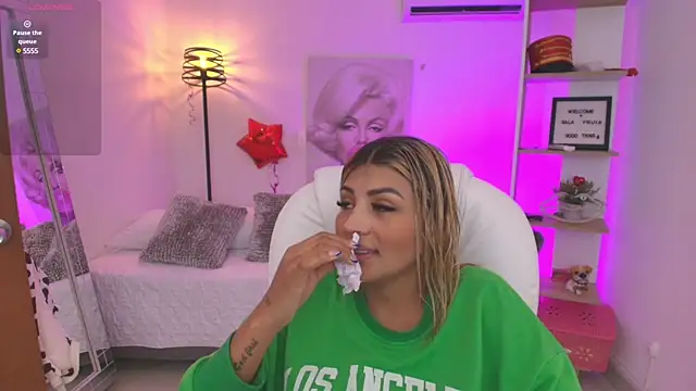 Snapshot of SALOOMEE__ chatting on 03.10.25 SALOOMEE online show from 03.10.25