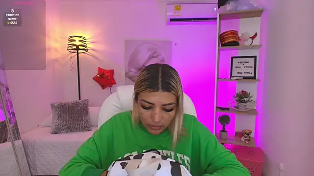 Snapshot of SALOOMEE__ chatting on 03.11.25 SALOOMEE online show from 03.11.25