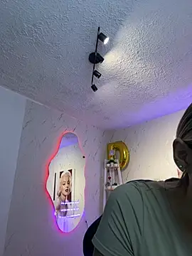 Snapshot of SALOOMEE__ chatting on 10.04.25 SALOOMEE online show from 10.04.25