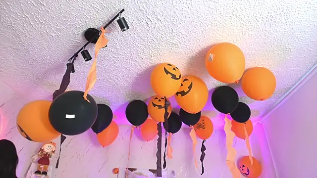 Snapshot of SALOOMEE__ chatting on 10.31.25 SALOOMEE online show from 10.31.25