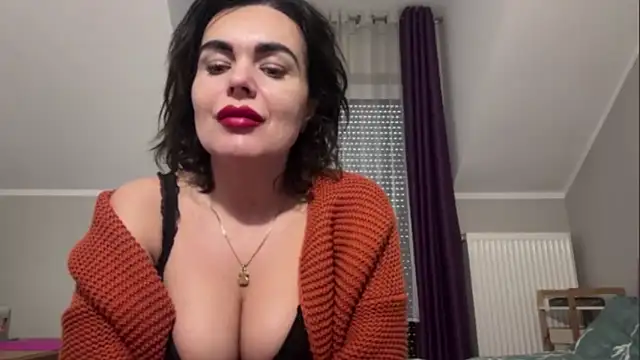 Snapshot of DESIREjenny chatting on 12.04.25 DESIREjenny online show from 12.04.25