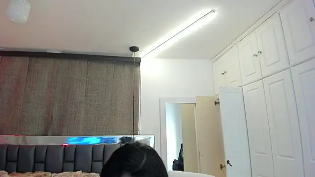 IsseyMz online show from 02.10.25