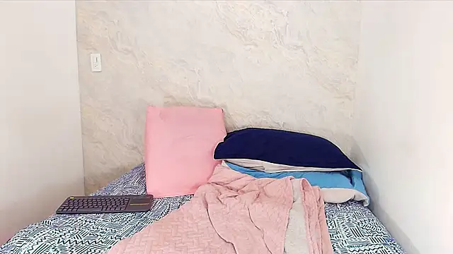 Snapshot of sofi_balvin chatting on 02.14.25 sofi balvin online show from 02.14.25