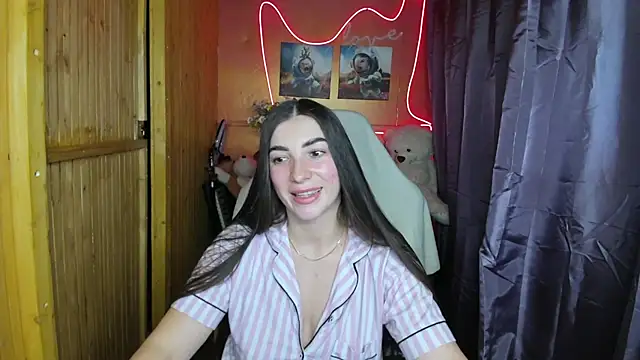 Snapshot of Fiery_Brunette_ chatting on 01.04.25 Fiery Brunette online show from 01.04.25