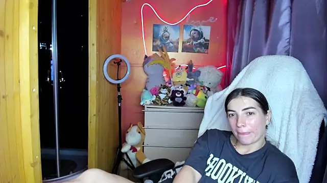 Fiery Brunette  online show from 04.06.26