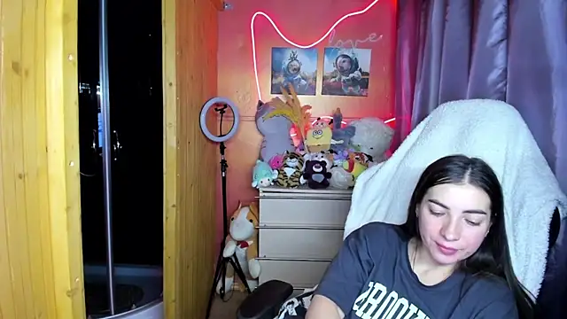 Fiery Brunette  online show from 04.12.26