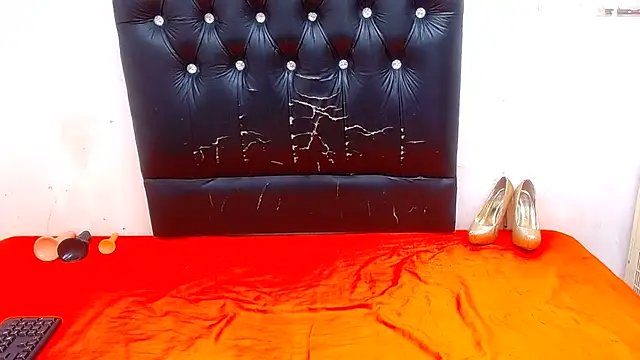 Snapshot of JUICYASSxxx chatting on 03.18.25 JUICYASSxxx online show from 03.18.25