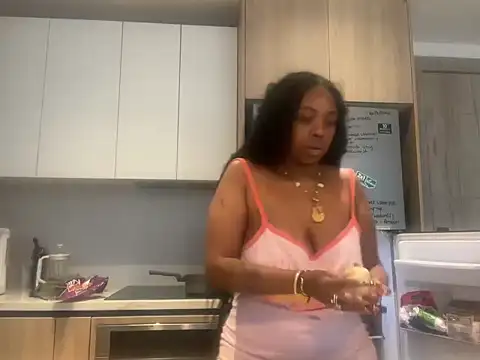 Snapshot of ChocolateCakeQueen chatting on 04.18.26 ChocolateCakeQueen online show from 04.18.26