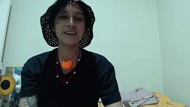 Snapshot of AlinaWoolf_ chatting on 06.25.26 AlinaWoolf online show from 06.25.26