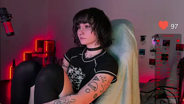 Snapshot of deadlysweet chatting on 02.24.25 deadlysweet online show from 02.24.25